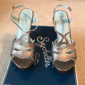 Seychelles Pewter Metallic Wedge Sandal Size 7.5